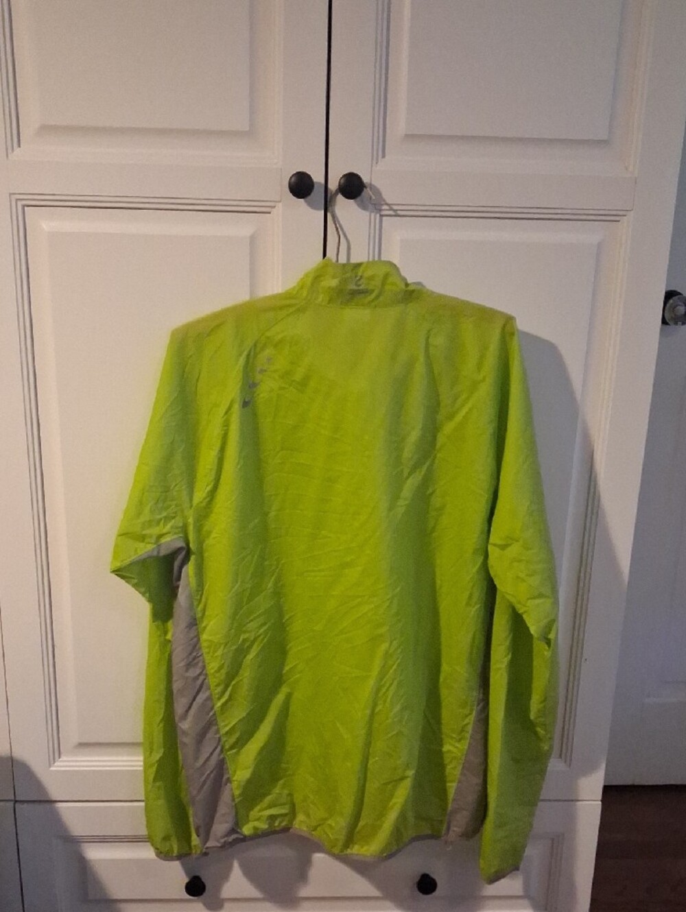 The North Face Men's High-Visibility Lime Green Windbreaker - Picture 4 of 6